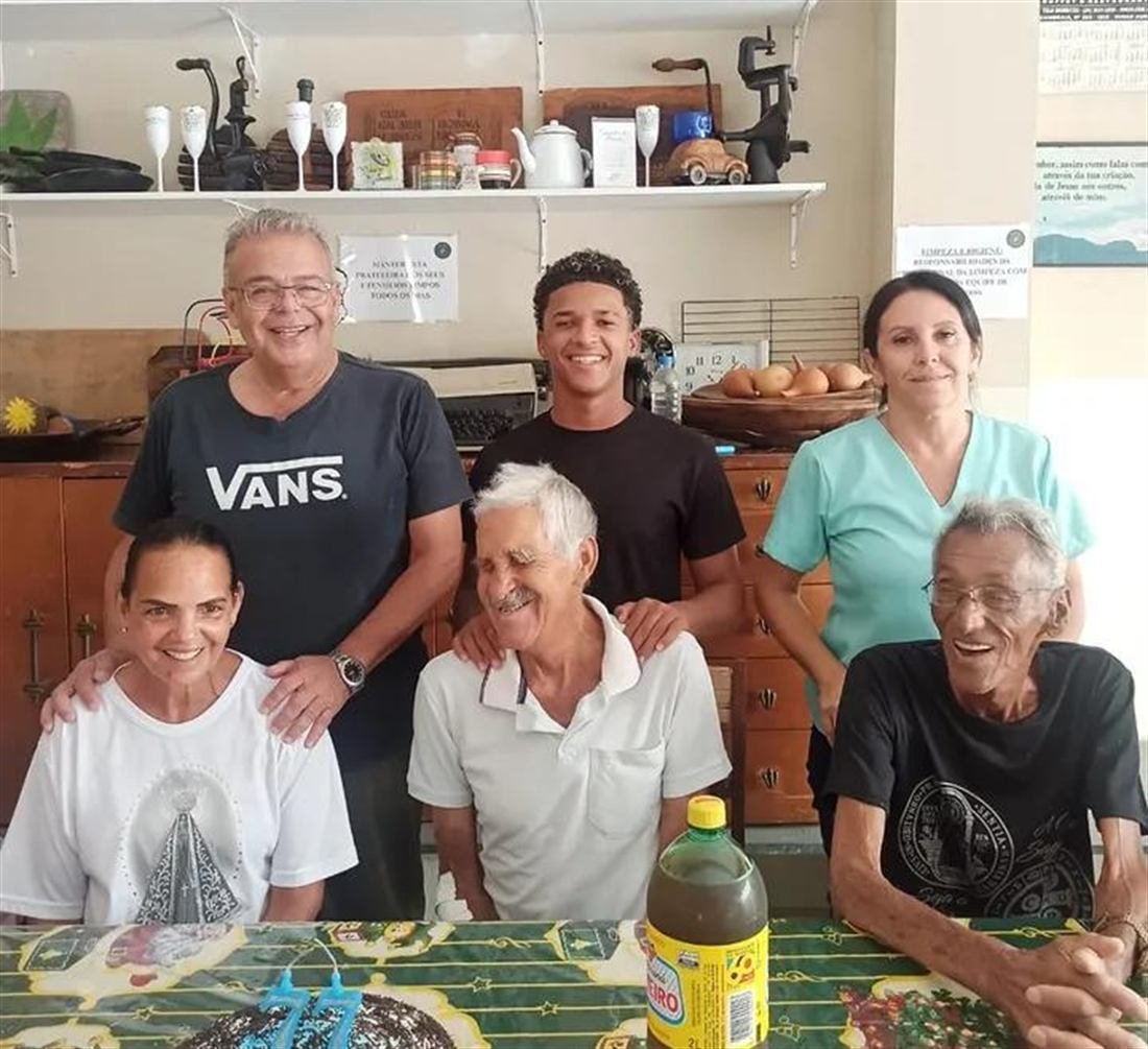 Equipe e residentes da Casa Viva reunidos como uma família