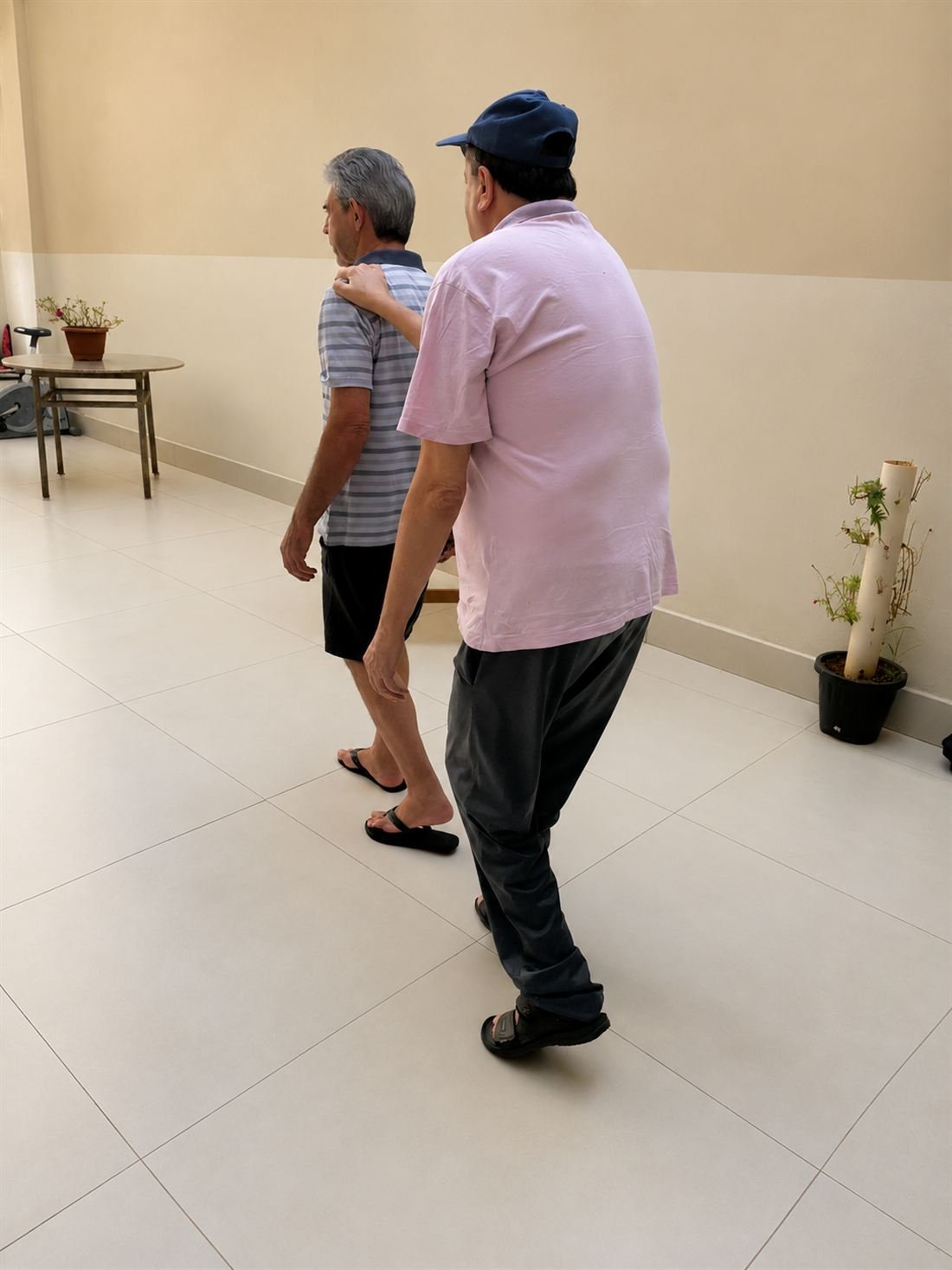 Residentes da Casa Viva caminhando acompanhados