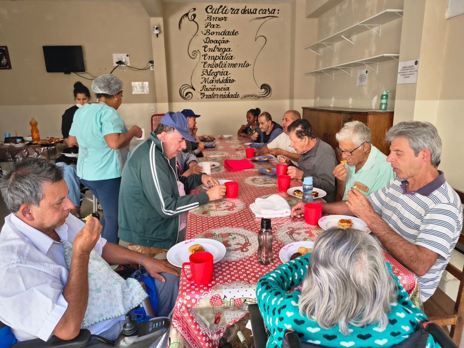 Residentes da Casa Viva reunidos para uma refeição